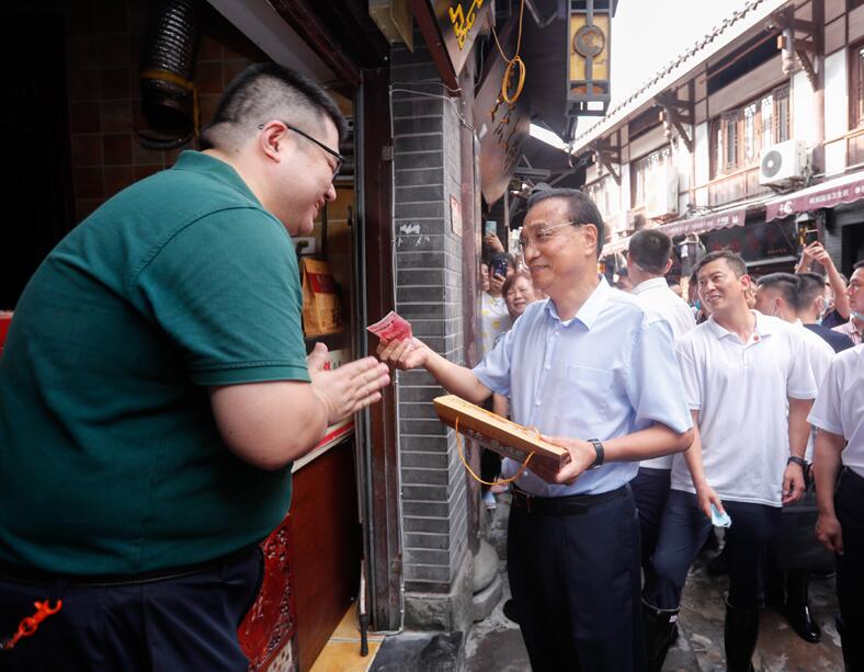 李克强来到重庆磁器口，用实际行动支持商家带动消费