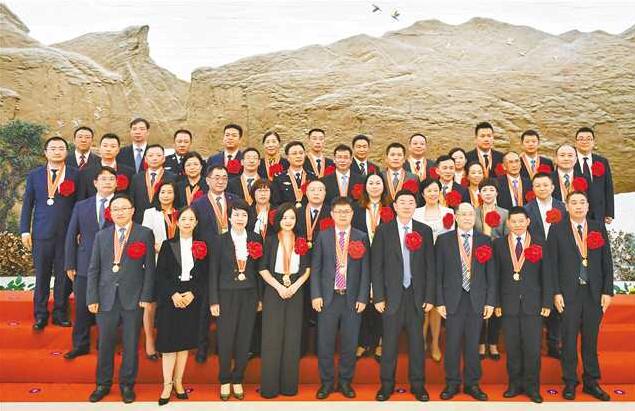 重庆抗疫英雄载誉归来