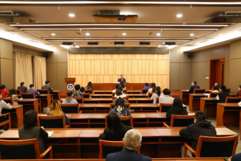 市委常委、常务副市长王赋为重庆工商大学师生授课